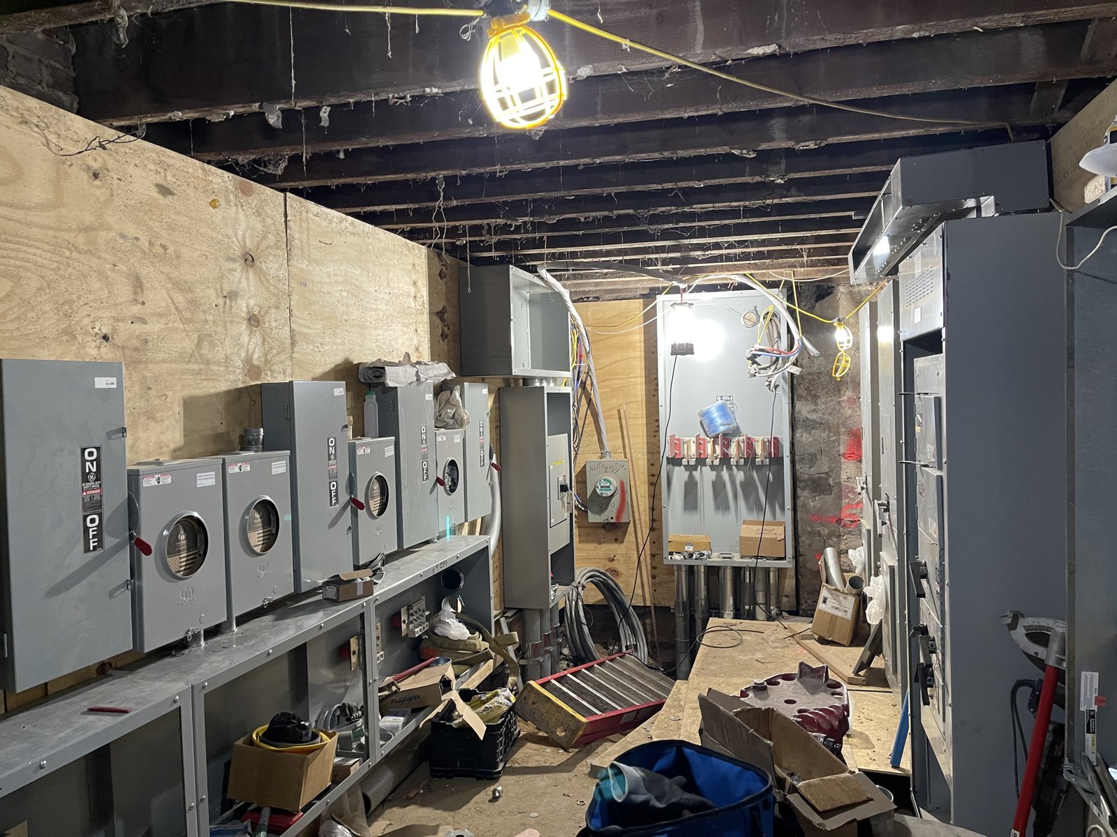 Metering installation in an equipment room